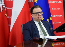 Marszałek na tle flag Mazowsza, Polski i UE
