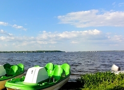 Widok na jezioro, na pierwszym planie rower wodny
