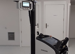 W sali szpitalnej stoi nowy mobilny aparat RTG