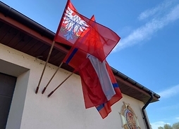 Pod dachem remizy są umocowane flagi Mazowsza i Polski
