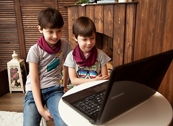 Infografika. Dwóch chłopców przy laptopie