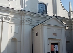 Widok na główną elewację kościoła w Warszawie przy ul. Freta