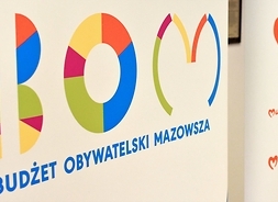 Logotyp przedstawiający pogrubione i wyróżnione kolorystycznie litery B, O, M, w tym litera M kształtem przypomina serce, oraz napis Budżet Obywatelski Mazowsza