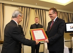 Prezes Mazowieckiego Funduszu Poręczeń Kredytowych  odbiera dyplom "Firma Dobrze Widziana"