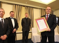 Prezes Mazowieckiego Funduszu Poręczeń Kredytowych prezentuje dyplom "Firma Dobrze Widziana"