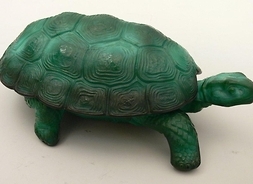 żółw z malachitowego szkła - nowy eksponat Muzeum Maozwieckiego w Płocku