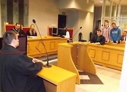 W Sądzie Okręgowym w Ostrołęce młodzież wcieliła się w role oskarżonych, prokuratora, obrońcy oraz sędziów