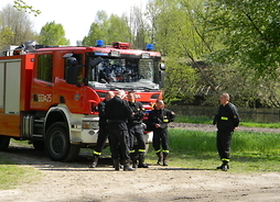 Strażacy prezentują wóz pożarniczo-gaśniczy