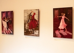 prace na wystawie "Tańce polskie. Malarstwo Katarzyny Chodoń"