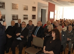 Eugeniusz Sadowski przemawia do licznie zgromadzonej publiczności w Muzeum Szlachty Mazowieckiej w Ciechanowie