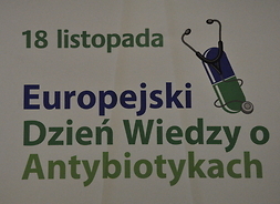 W holu UMWM w WArszawie zorganizowano wystawę  „Europejski Dzień Wiedzy o Antybiotykach”