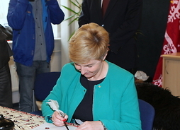 Agnieszka Kuźmińska podpisuje list intencyjny