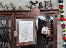 Iver Husum z medalem i dyplomem