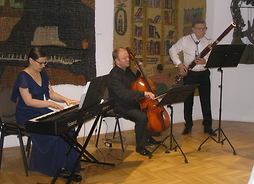 od lewej grają: na pianinie elektronowym Agnieszka Panasiuk, na wiolonczeli  Paweł Panasiuk i na fagocie - Roman Kuźniak