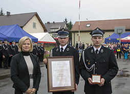 Druhowie OSP w Skrzeszewie prezentują dyplom i medal