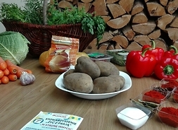 stolik z warzywami i przyprawami typowymi dla kuchni węgierskiej