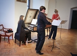 Artyści – Aureliusz Goliński (skrzypce), Bolette Roed (flet prosty) i Małgorzata Sarbak (klawesyn)