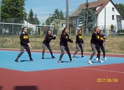 Pokaz tańca nowoczesnego w wykonaniu młodzieży szkolnej