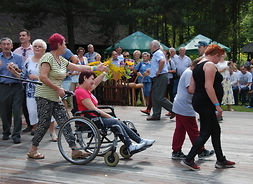 niepełnosprawni tańczą z opiekunami