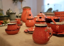 ceramiczne naczynia w kolorze pomarańczowym z granatowym wzorkiem