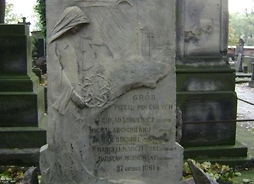jeden z pomników na cmentarzu - płaskorzexba na grobie pięciu poległych