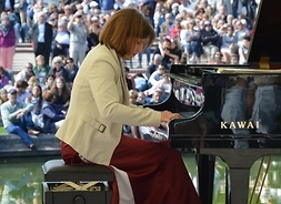 Pianistka Aleksandra Bobrowska podczas plenerowego koncertu
