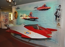 Pomalowana w barwy narodowe łódź wyścigowa