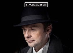Plakat do przedstawienia. Na pierwszym planie aktor Jacek Zienkiewicz, przed nim mniejsze zdjęcie parowozu Kolei Warszawsko-Wiedeńskiej