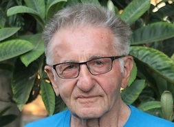 Zdjęcie portretowe starszego mężczyzny w koszulce