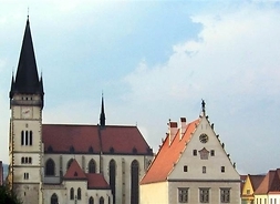 Widok na kamienice, ratusz i kościół św. Idziego w Bardejovie