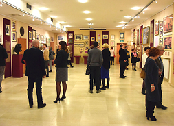 zdjęcie z wernisażu wystawy - przybyli goście oglądają obrazy na ścianach muzeum