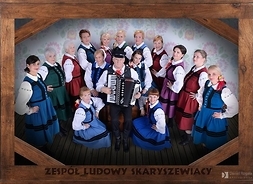 Grupa śpiewaczek i akordeonista w strojach ludowych z regionu radomskiego