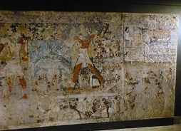 Kamienny blok z rysunkami w stylu starożytnego Egiptu – centralnie postać wezyra Merefnebefa