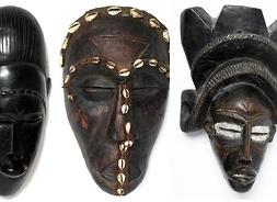 Trzy rzeźbione w drewnie afrykańskie maski
