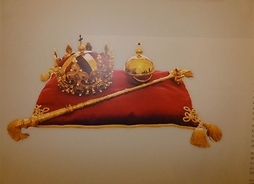 Rysunek poduszki ozdobnej, korony ze złota, jabłka i berła królewskiego