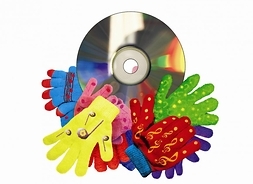 Okładka z tytułem „Muzyczne rękawiczki” i kolażem zdjęciowym płyty CD i rękawiczek bawełnianych w muzyczne wzorki