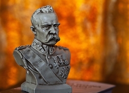 Ceramiczna figura marszałka w galowym mundurze