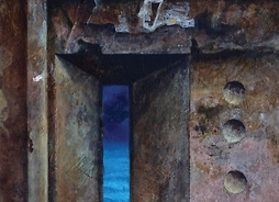 Woda widoczna przez otwór strzelniczy w starym, betonowym murze zapory
