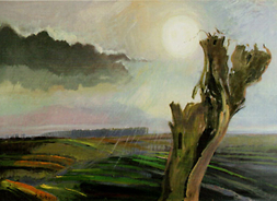 Widok pagórków pooranych w poprzeczne pola. Słońce prześwituje przez ciemne chmury. Na pierwszym planie uschnięty pień drzewa