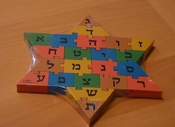 Drewniana układanka puzzel, na każdym hebrajska litera, w kształcie sześcioramiennej gwiazdy