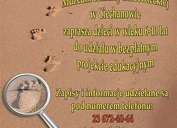 Plakat zapraszający na imprezę ze śladami stóp na piasku i lupą