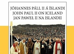 Zdjęcie przedstawia okładkę książki, na której umieszczono fotografię przedstawiającą grupę osób z Papieżem Janem Pawłem II