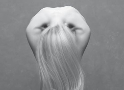 Plakat w formie graficznej zapraszający do zwiedzenia wystawy, przedstawiający stylizowany akt kobiecy - postać pochyloną z rozpuszczonymi długimi włosami