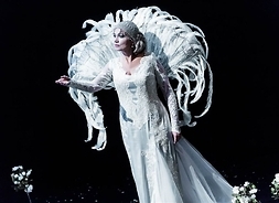 Aktorka w kostiumie Królowej Śniegu podczas występu scenicznego