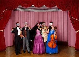 Zdjęcie przedstawia grupę artystów w strojach scenicznych podczas występu