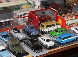 Zdjęcie przedstawia modele samochodów różnych typów i marek