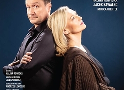 Plakat zawierający zdjęcie dwójki aktorów. Mężczyzna i kobieta stoją oparci o siebie plecami