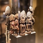Afrykańskie, ręcznie wykonane figurki, przedstawiające ludzi i zwierzęta.