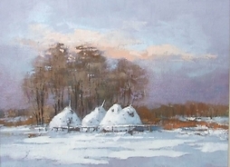 Krajobraz zimowy przedstawiający stogi siana na łące, na tle drzew. Łąka i stogi pokryte warstwą śniegu.
