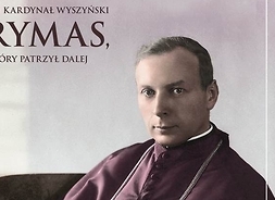 Zdjęcie archiwalne przedstawiające prymasa Kardynała Stefana Wyszyńskiego, siedzącego w fotelu.